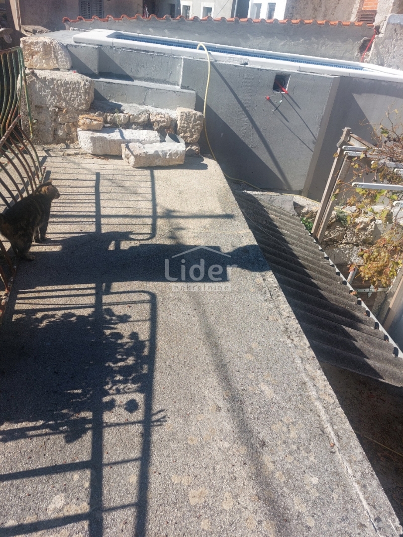 GRIŽANE Piccola casa a schiera, piscina, ambiente tranquillo