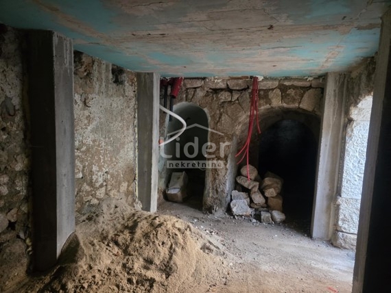 GRIŽANE Piccola casa a schiera, piscina, ambiente tranquillo