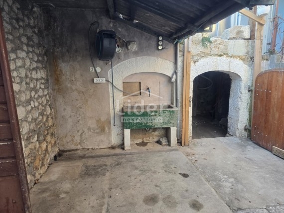 GRIŽANE Piccola casa a schiera, piscina, ambiente tranquillo