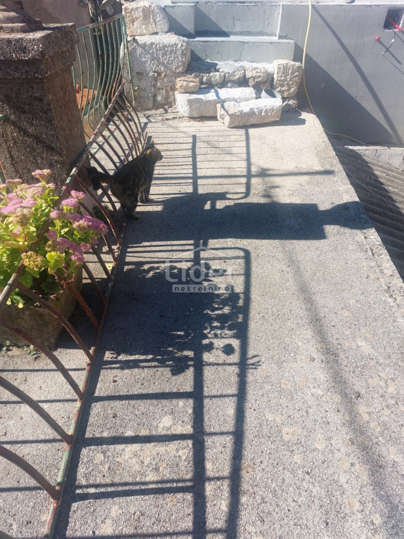 GRIŽANE Piccola casa a schiera, piscina, ambiente tranquillo