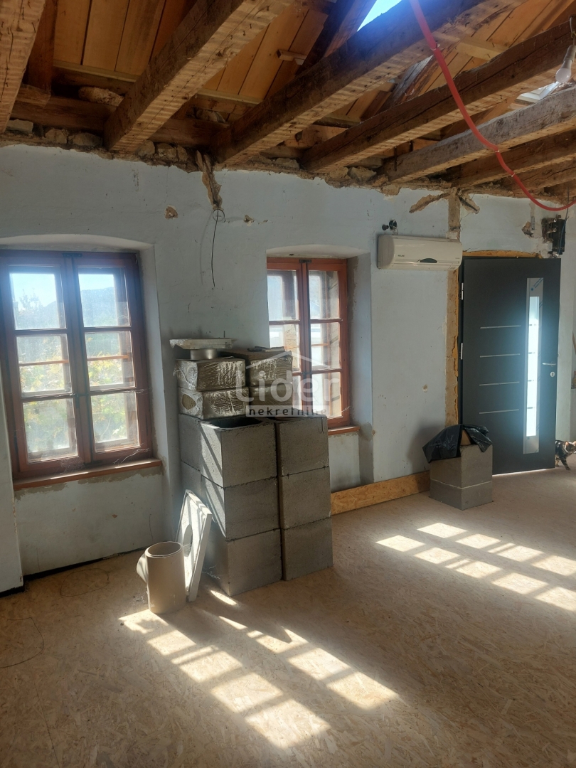 GRIŽANE Piccola casa a schiera, piscina, ambiente tranquillo