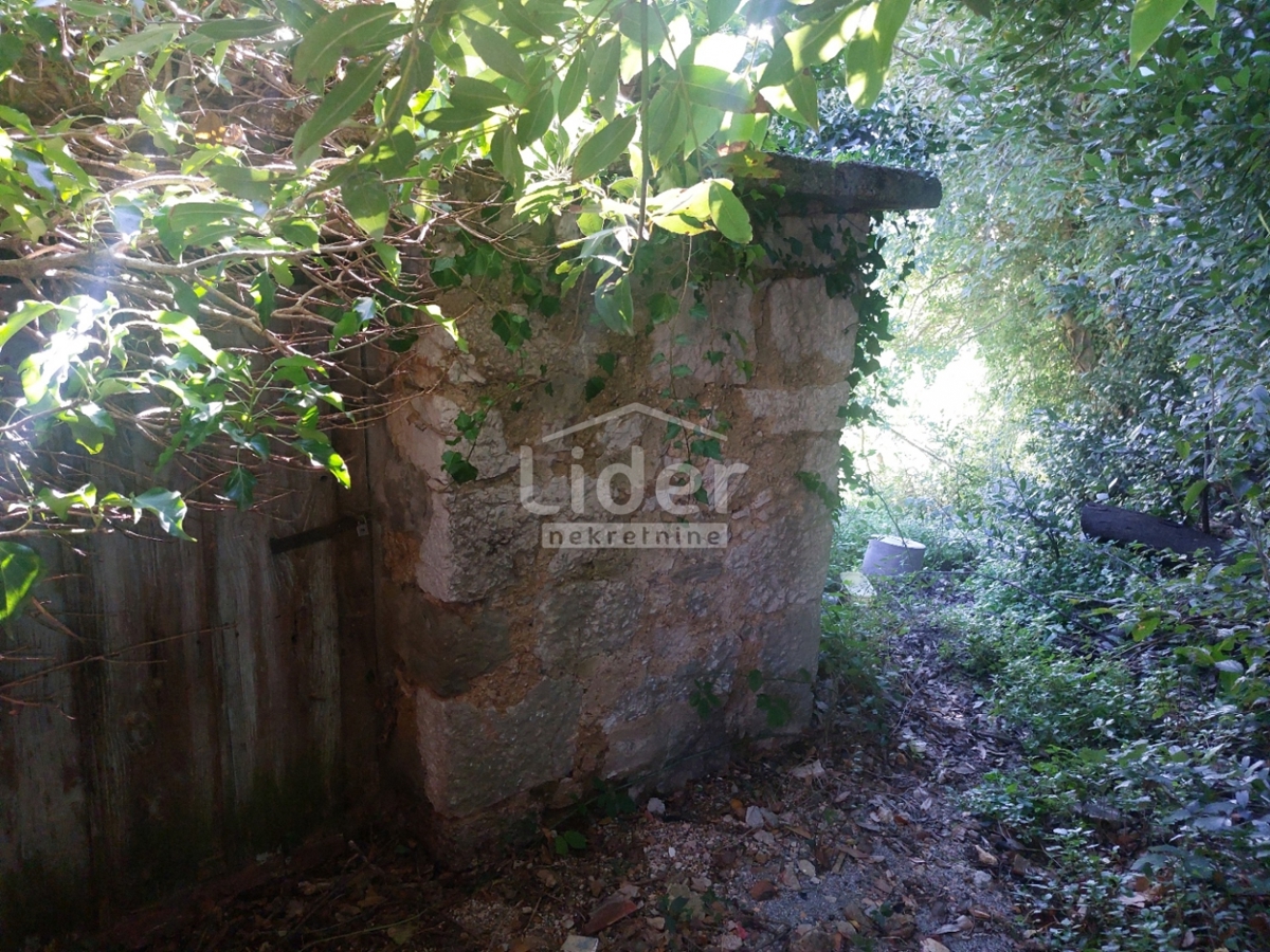 GRIŽANE Piccola casa a schiera, piscina, ambiente tranquillo