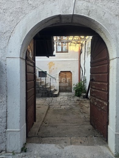 GRIŽANE Piccola casa a schiera, piscina, ambiente tranquillo