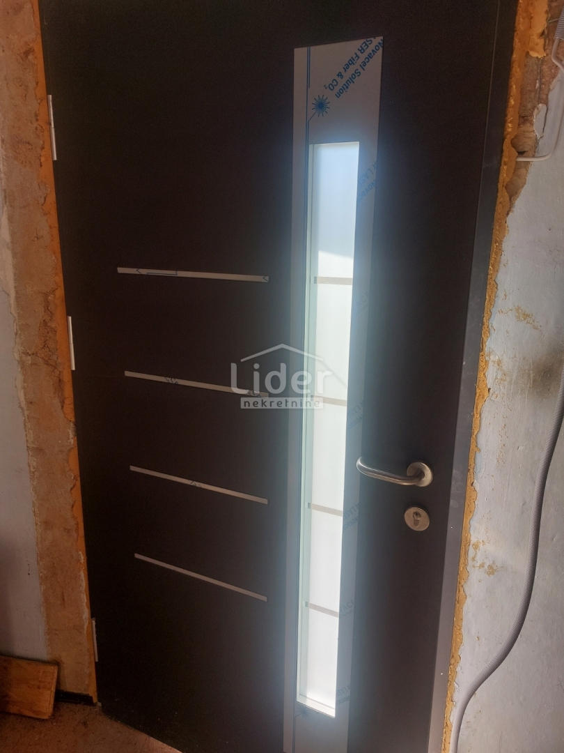 GRIŽANE Piccola casa a schiera, piscina, ambiente tranquillo