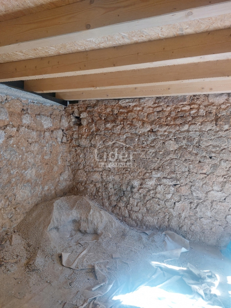 GRIŽANE Piccola casa a schiera, piscina, ambiente tranquillo