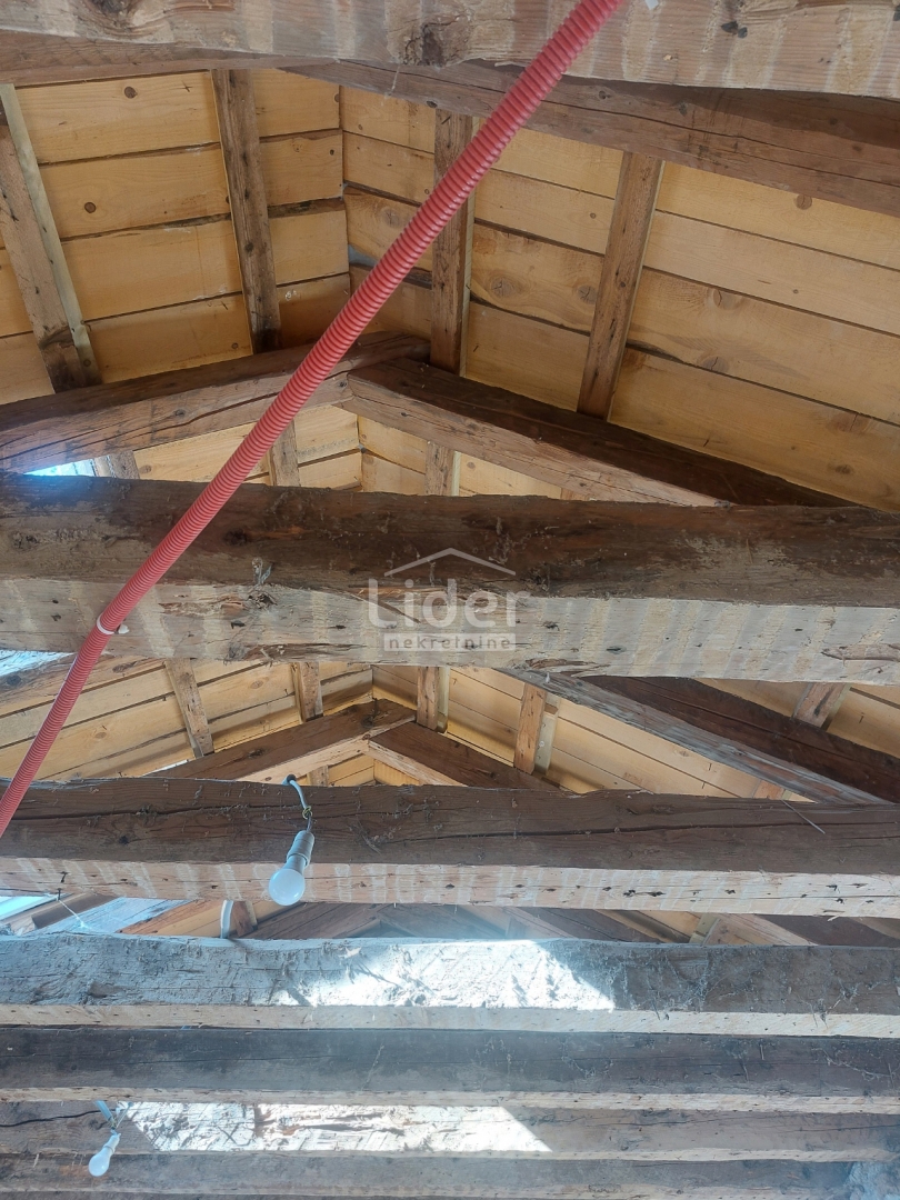 GRIŽANE Piccola casa a schiera, piscina, ambiente tranquillo