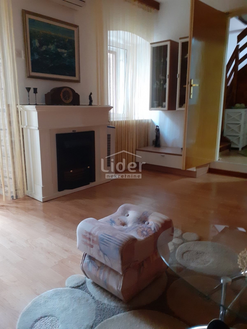 OMIŠALJ Casa in centro con parcheggio privato