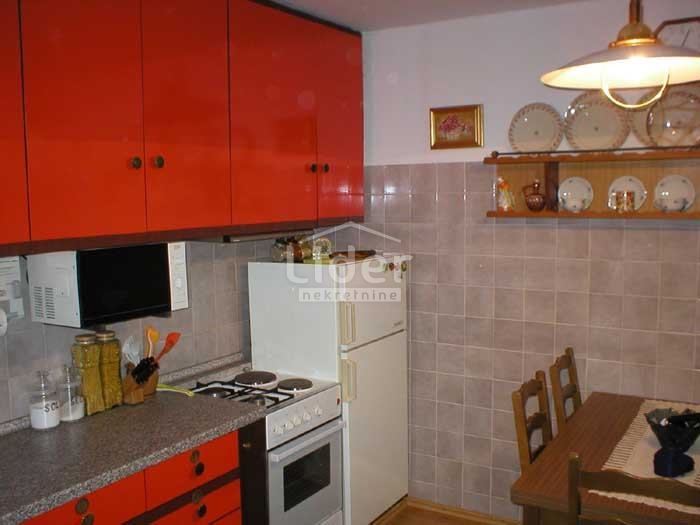 OMIŠALJ Casa in centro con parcheggio privato