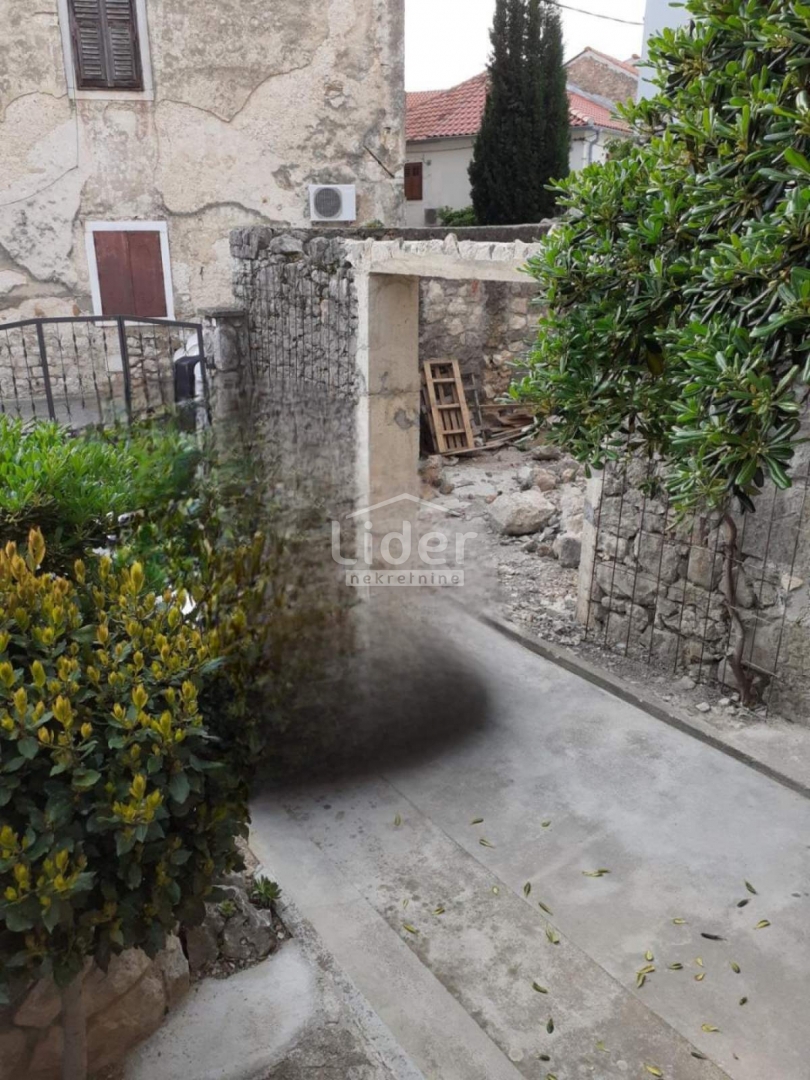 OMIŠALJ Casa in centro con parcheggio privato