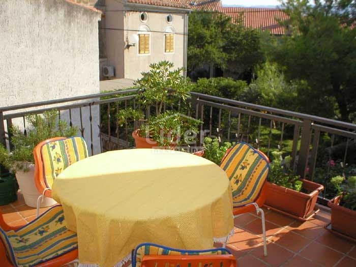 OMIŠALJ Casa in centro con parcheggio privato