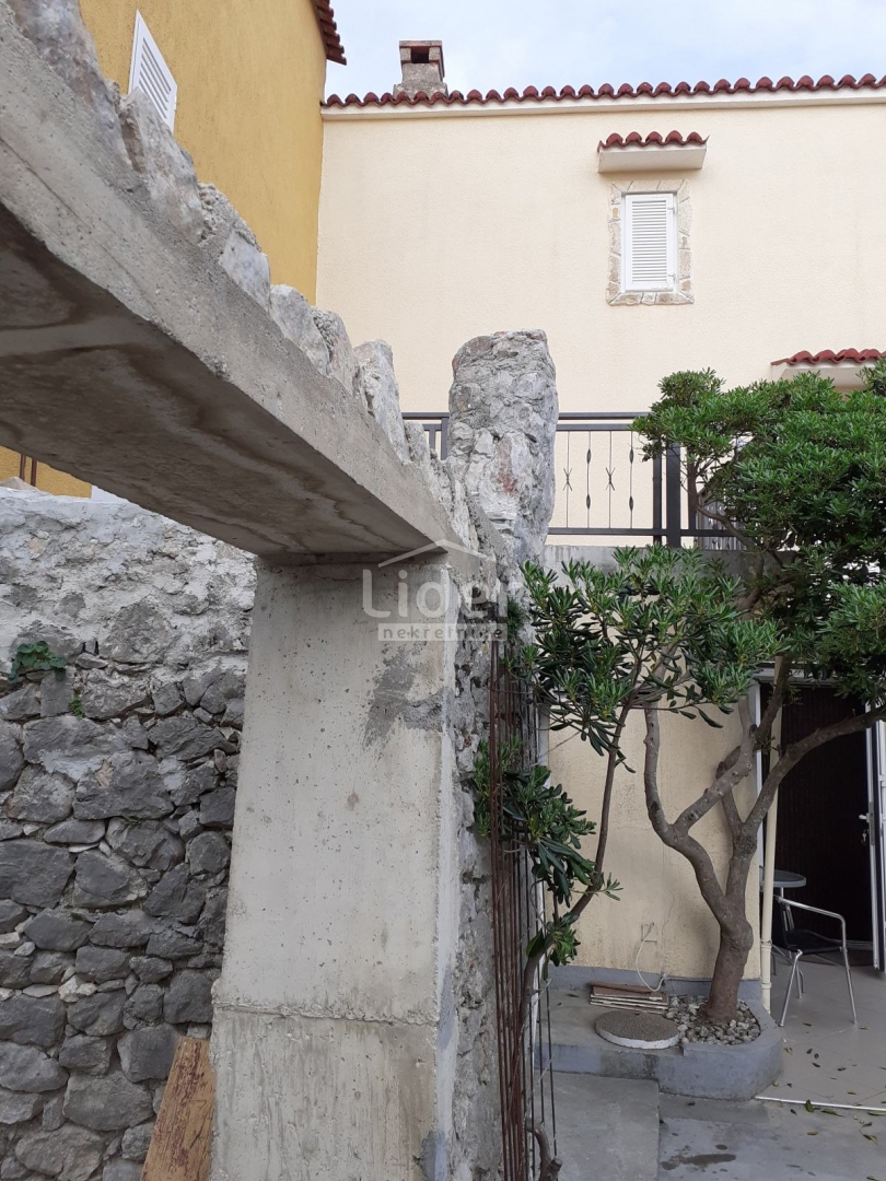 OMIŠALJ Casa in centro con parcheggio privato