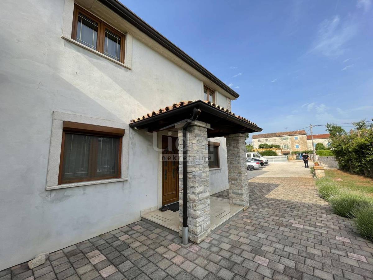 Una casa con un bel giardino in vendita
