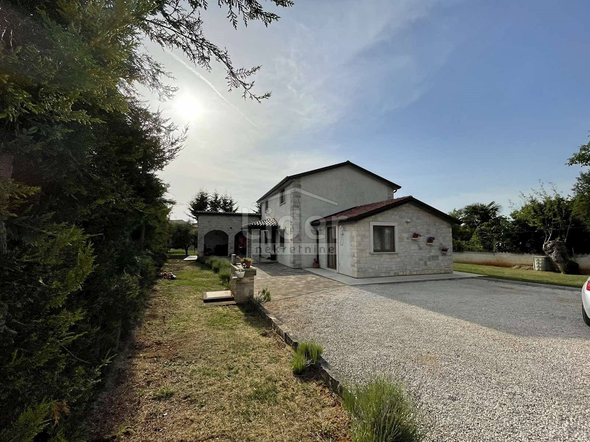 Una casa con un bel giardino in vendita