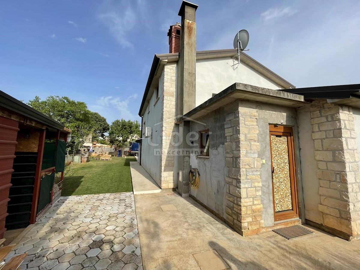 Una casa con un bel giardino in vendita