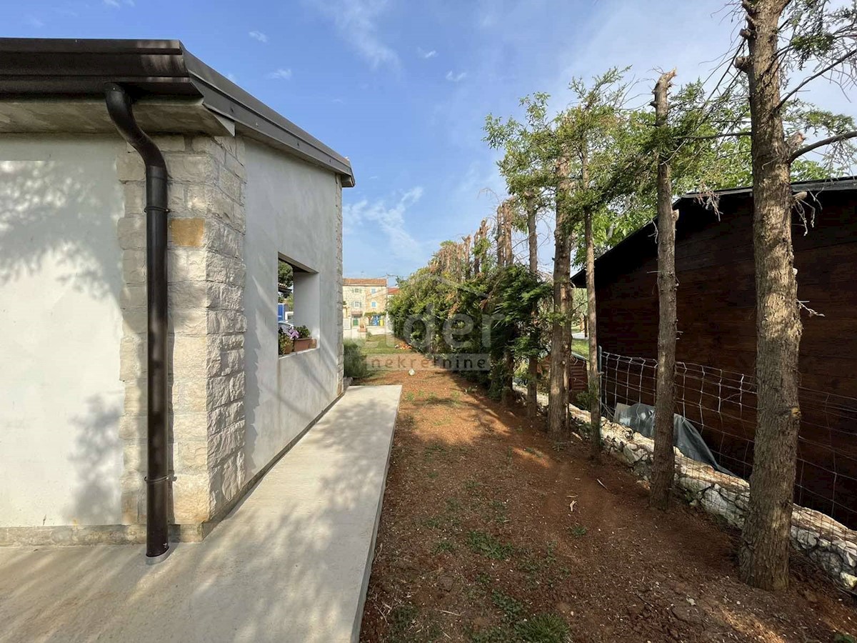 Una casa con un bel giardino in vendita