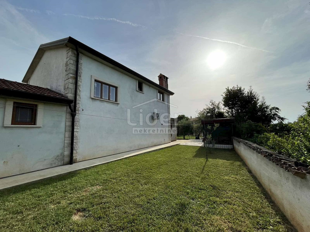 Una casa con un bel giardino in vendita