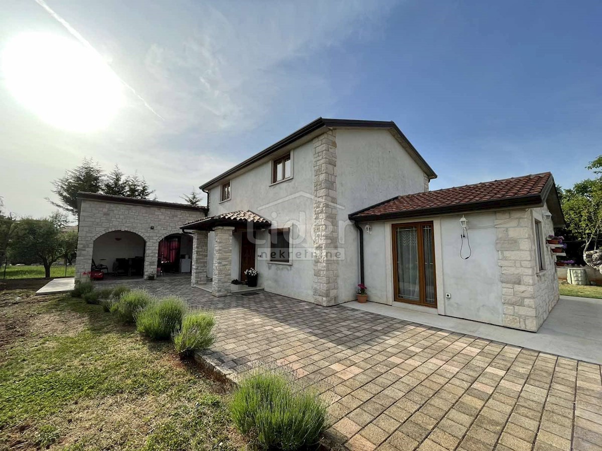 Una casa con un bel giardino in vendita