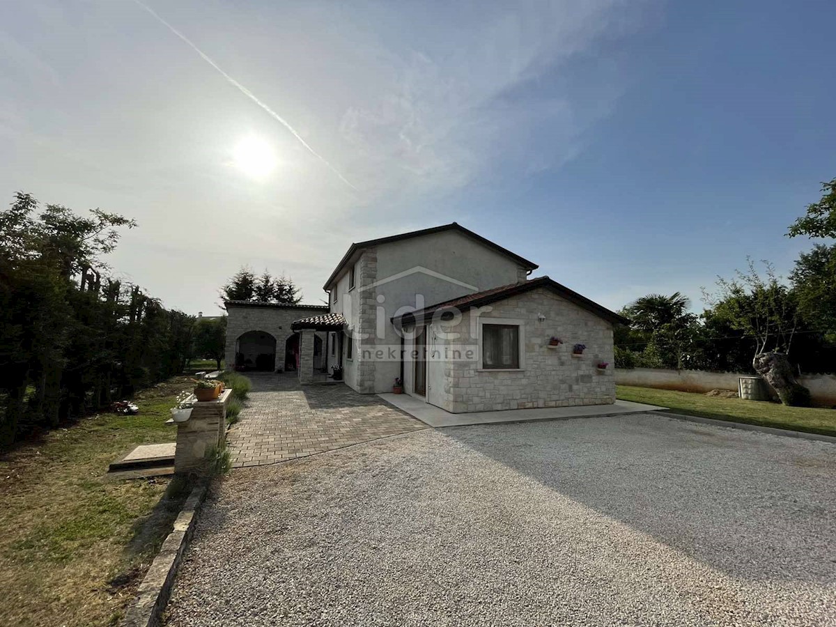 Una casa con un bel giardino in vendita