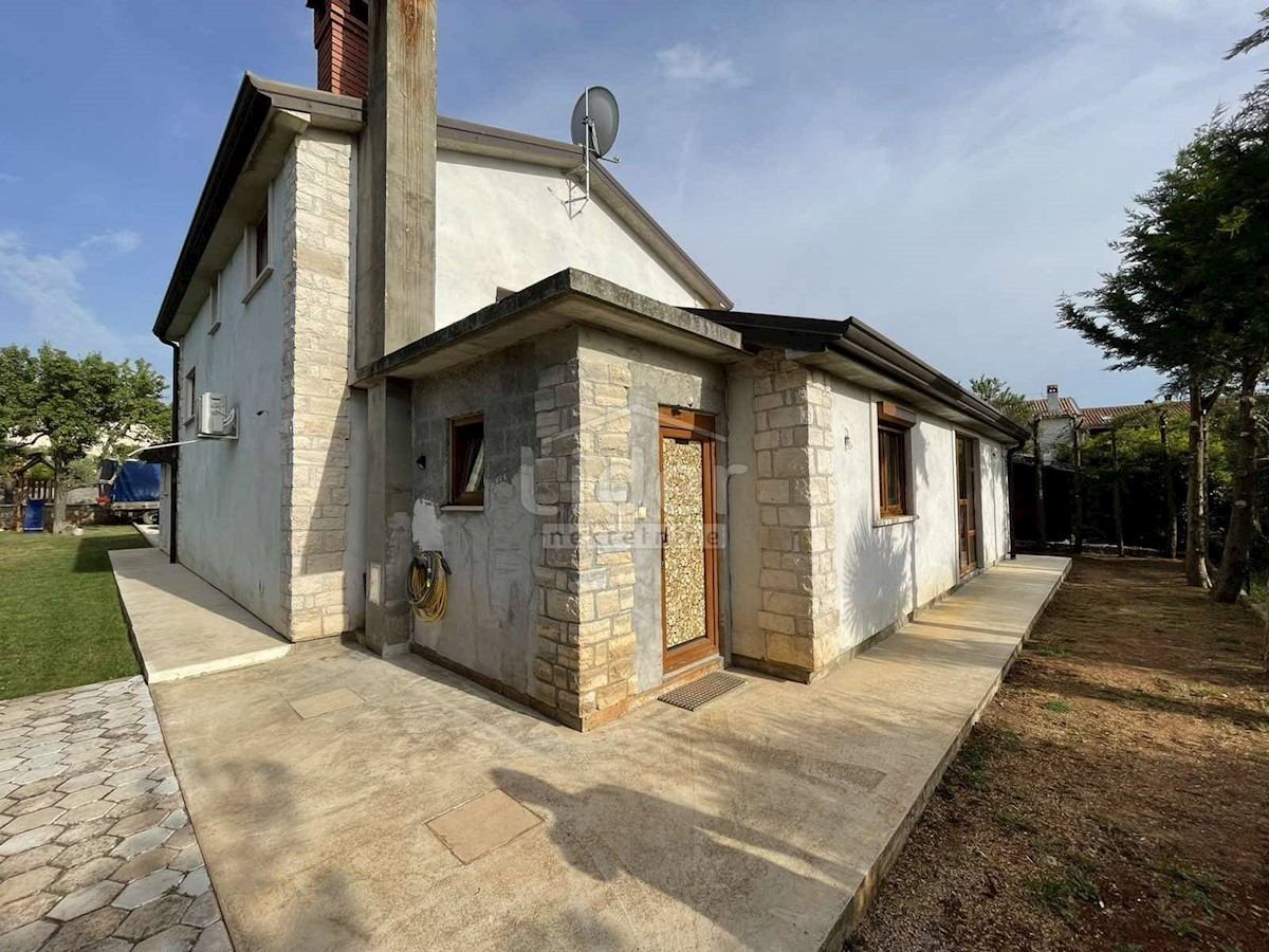 Una casa con un bel giardino in vendita