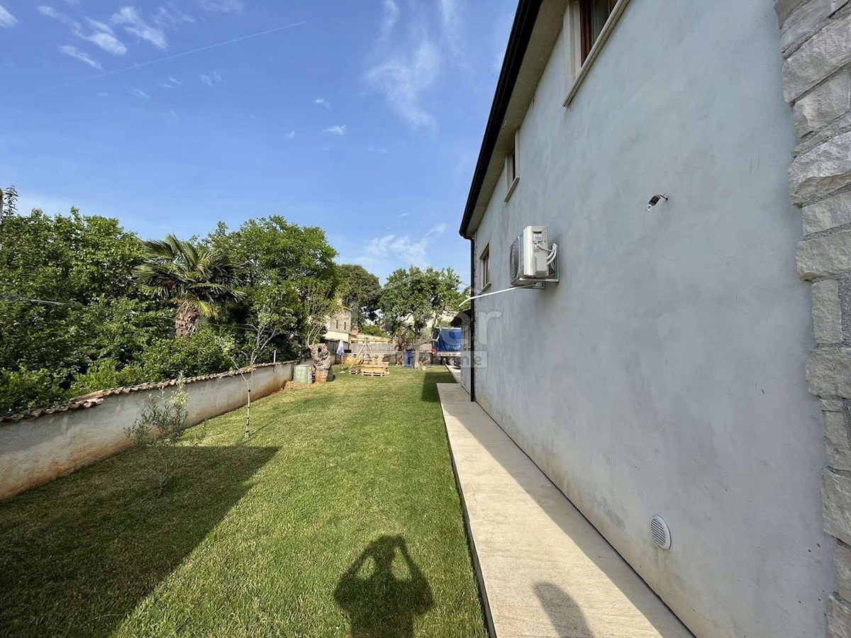 Una casa con un bel giardino in vendita