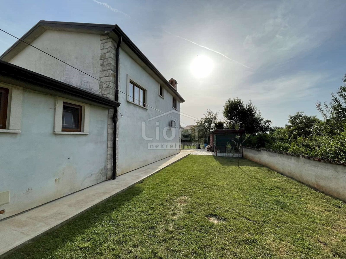 Una casa con un bel giardino in vendita