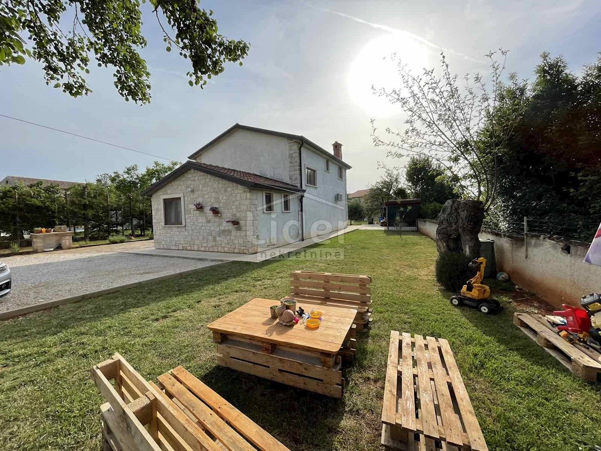 Una casa con un bel giardino in vendita