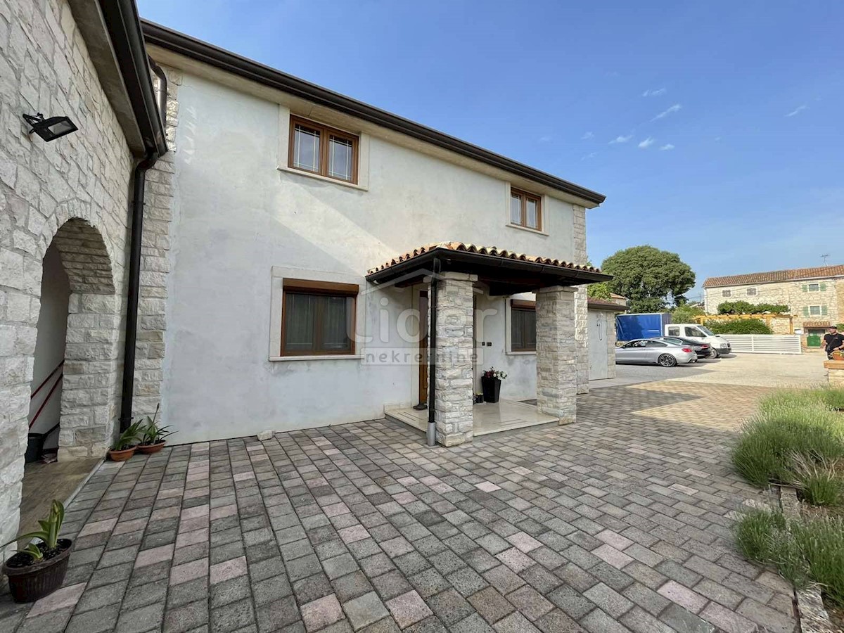 Una casa con un bel giardino in vendita