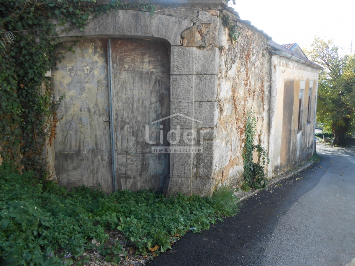 GRIŽANE 4 edifici da ristrutturare, ambiente tranquillo