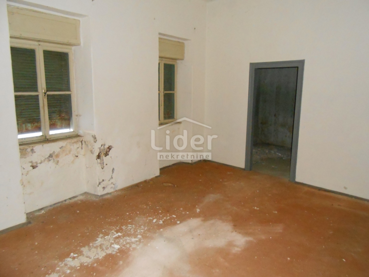 GRIŽANE 4 edifici da ristrutturare, ambiente tranquillo