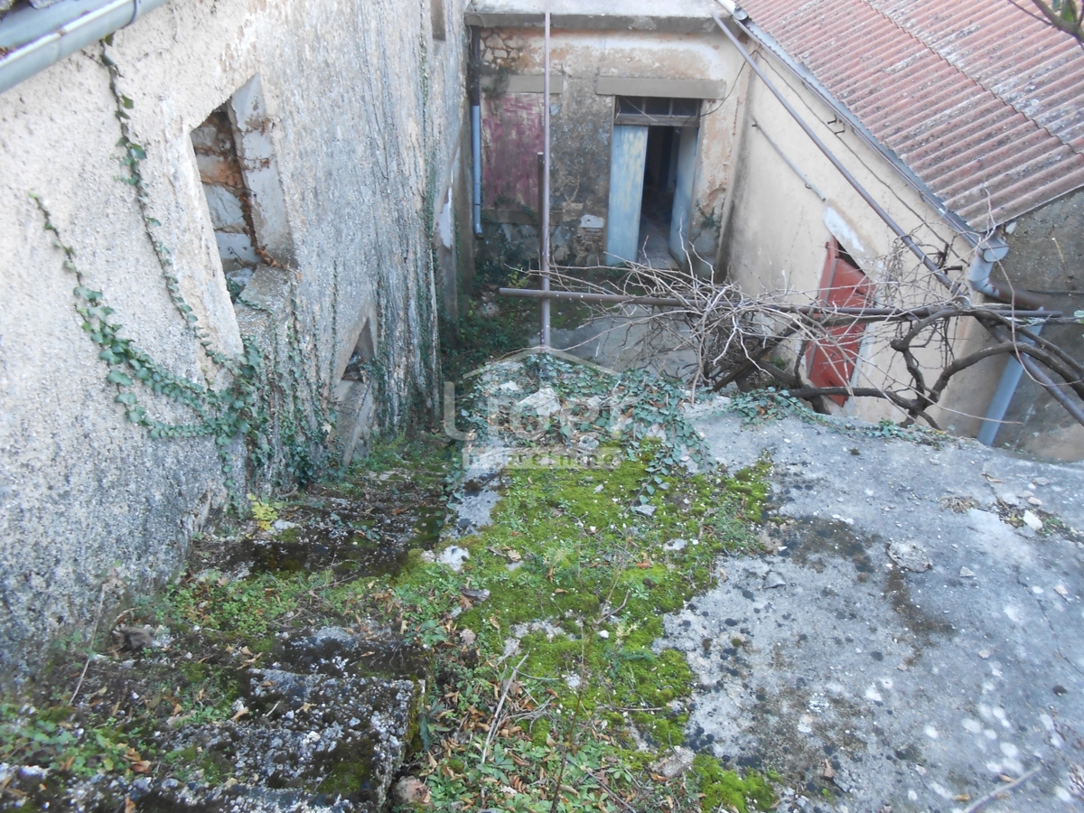 GRIŽANE 4 edifici da ristrutturare, ambiente tranquillo