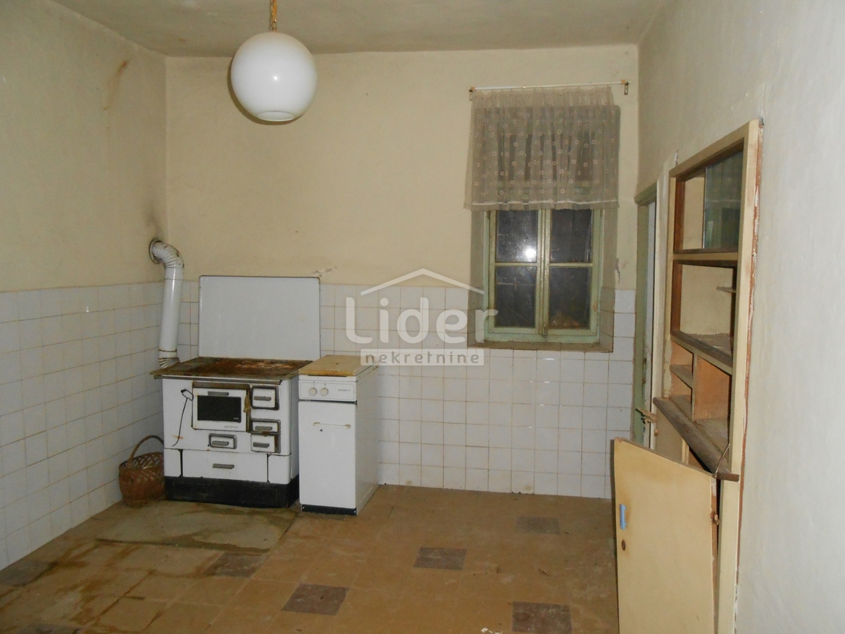 GRIŽANE 4 edifici da ristrutturare, ambiente tranquillo