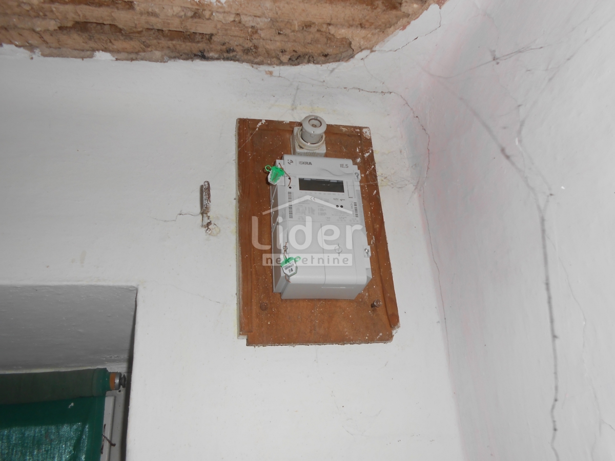 GRIŽANE 4 edifici da ristrutturare, ambiente tranquillo