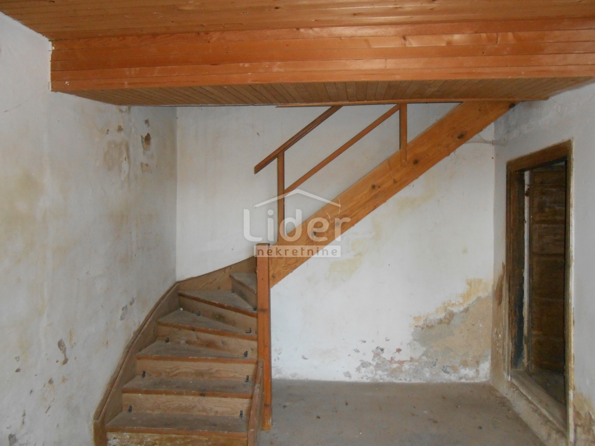 GRIŽANE 4 edifici da ristrutturare, ambiente tranquillo
