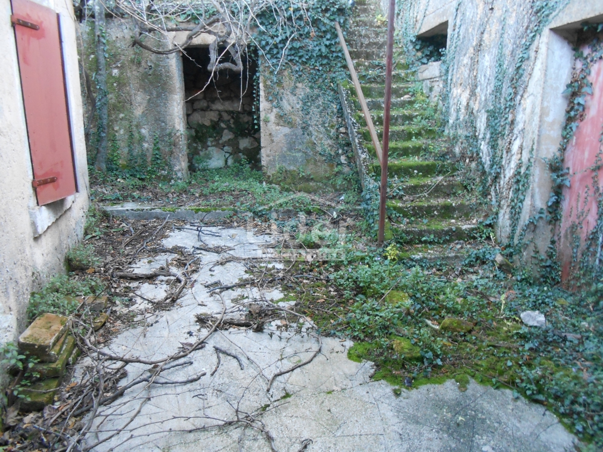 GRIŽANE 4 edifici da ristrutturare, ambiente tranquillo
