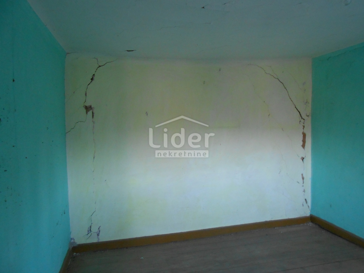 GRIŽANE 4 edifici da ristrutturare, ambiente tranquillo