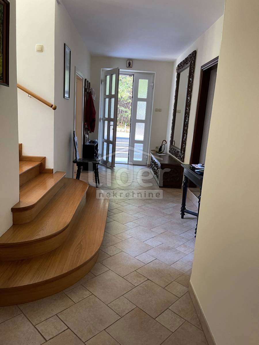Kantrida, detached house with a large garden in a prime location