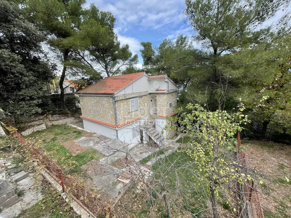 Donji Karin, casa con 2 appartamenti in vendita