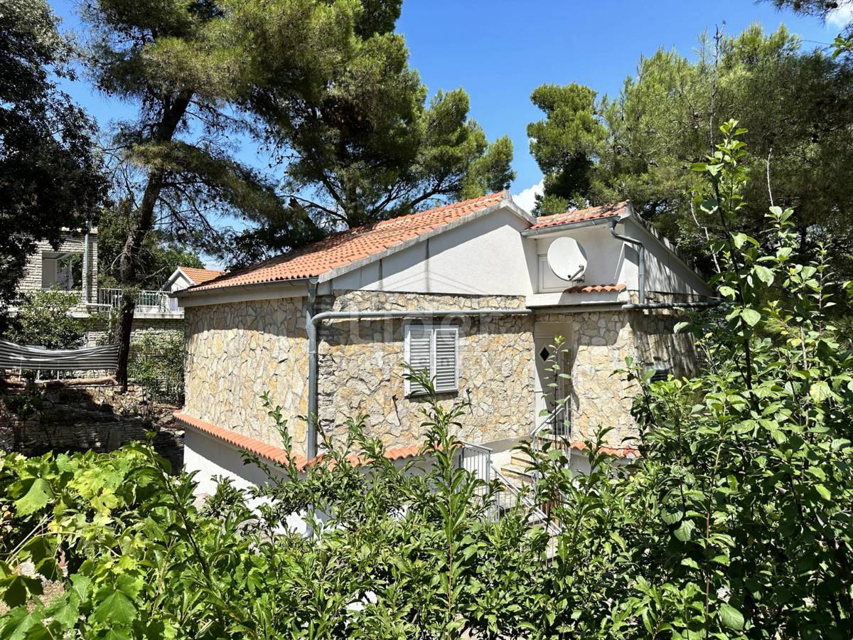 Donji Karin, casa con 2 appartamenti in vendita