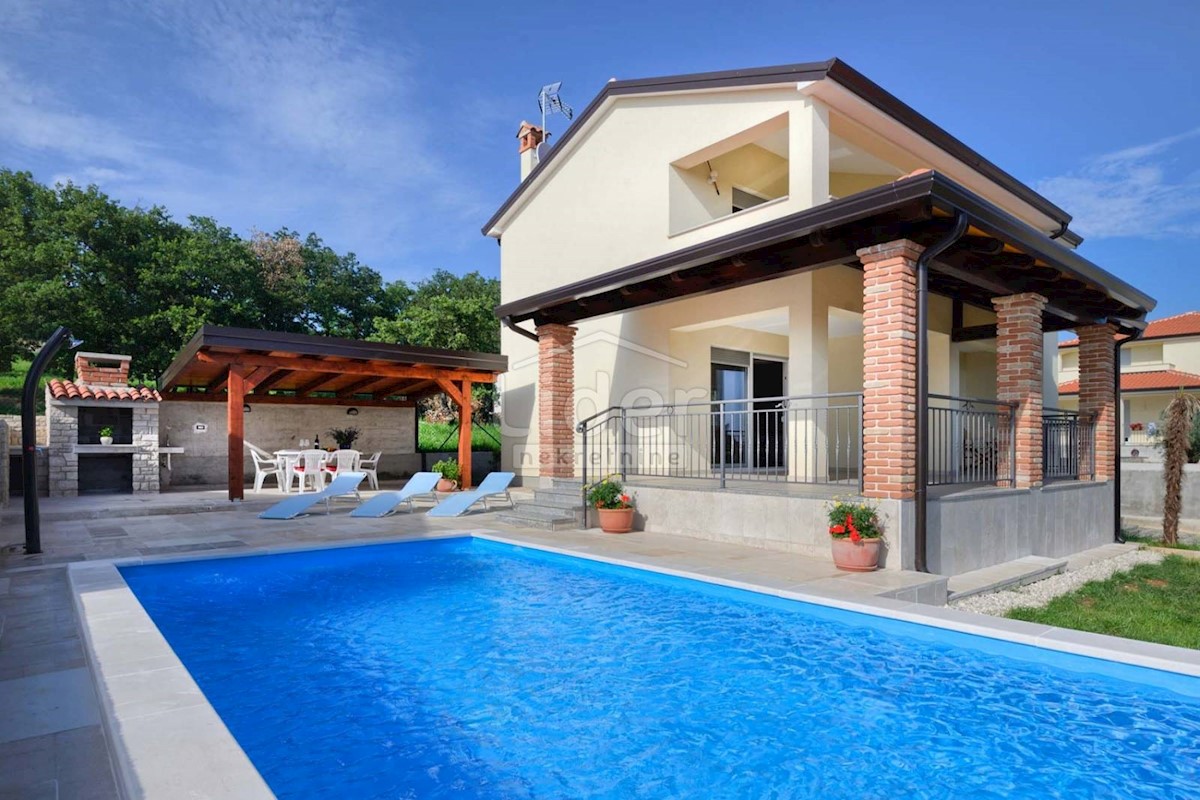 Casa con piscina vicino a Parenzo