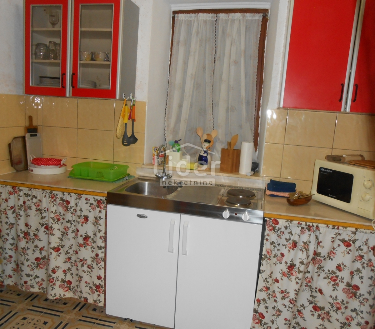 GRIŽANE Casa con 4 appartamenti, piscina, sauna e jacuzzi