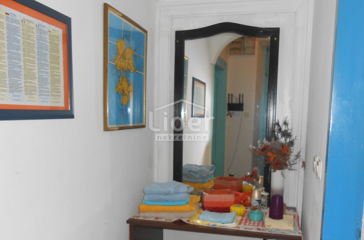 GRIŽANE Casa con 4 appartamenti, piscina, sauna e jacuzzi