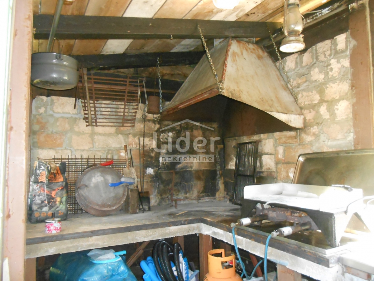 GRIŽANE Casa con 4 appartamenti, piscina, sauna e jacuzzi