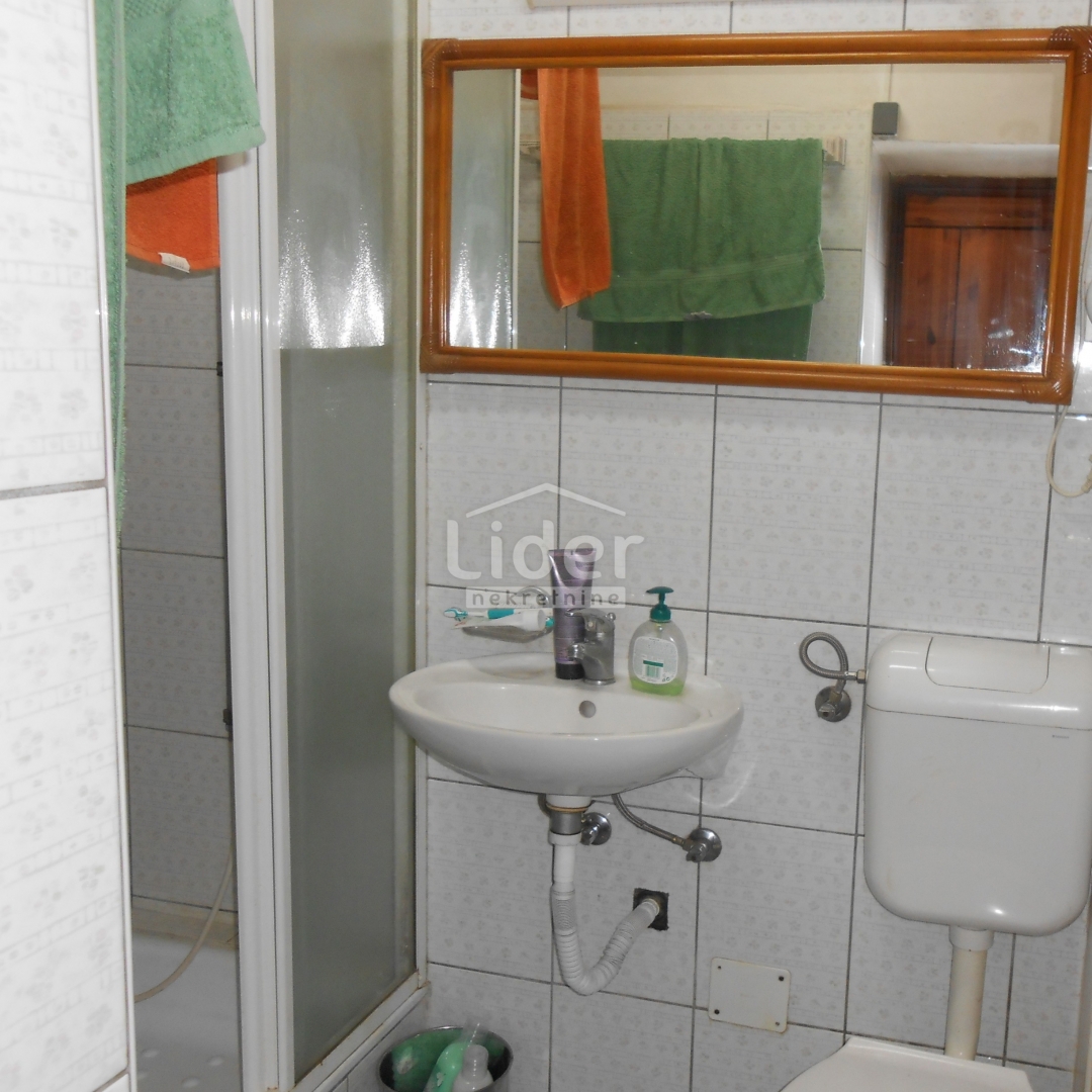 GRIŽANE Casa con 4 appartamenti, piscina, sauna e jacuzzi