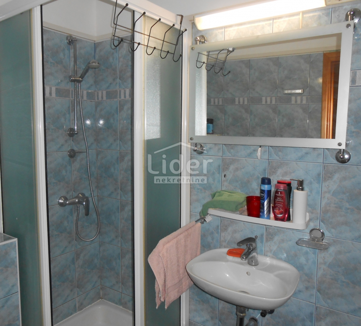 GRIŽANE Casa con 4 appartamenti, piscina, sauna e jacuzzi