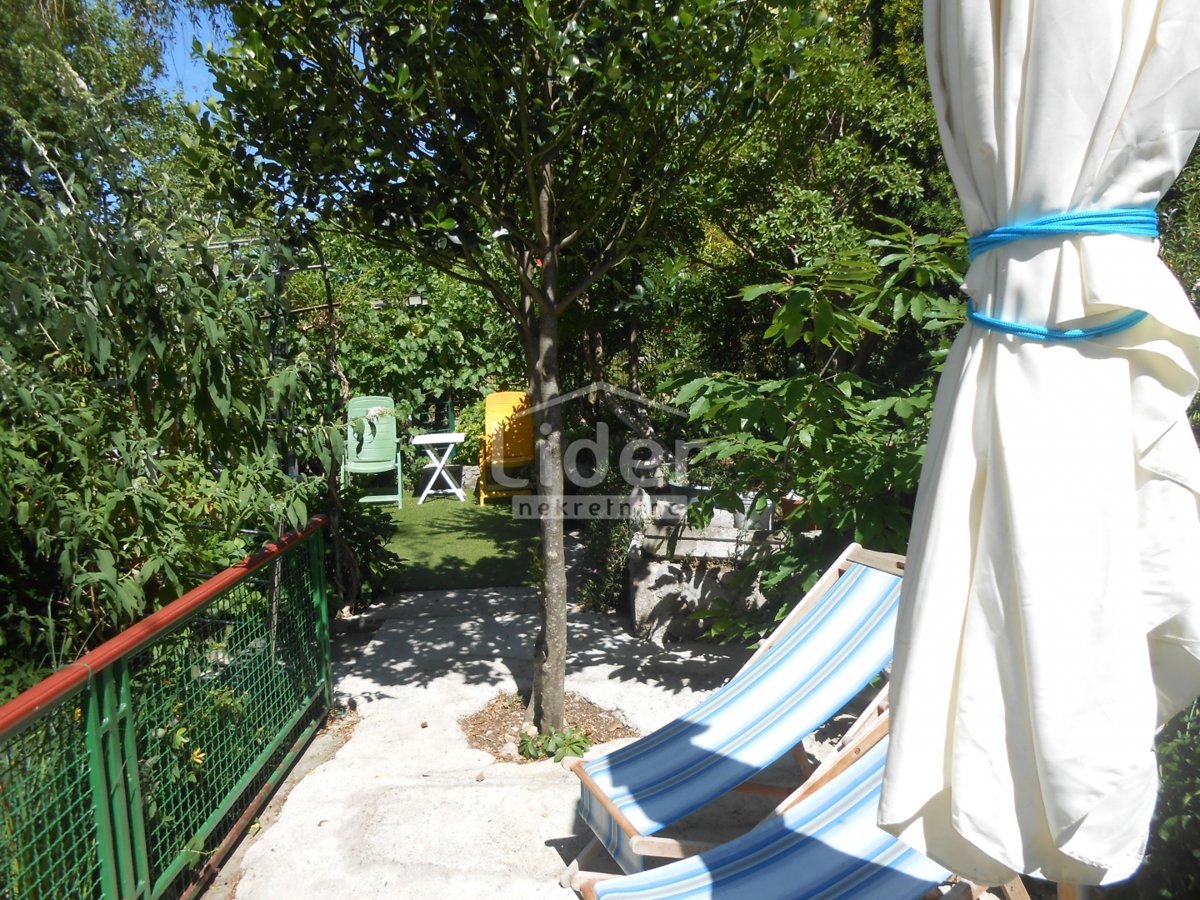 GRIŽANE Casa con 4 appartamenti, piscina, sauna e jacuzzi