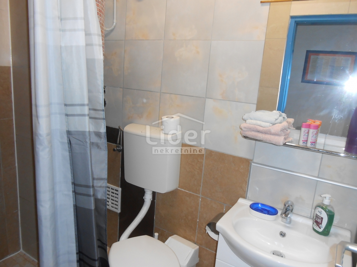 GRIŽANE Casa con 4 appartamenti, piscina, sauna e jacuzzi