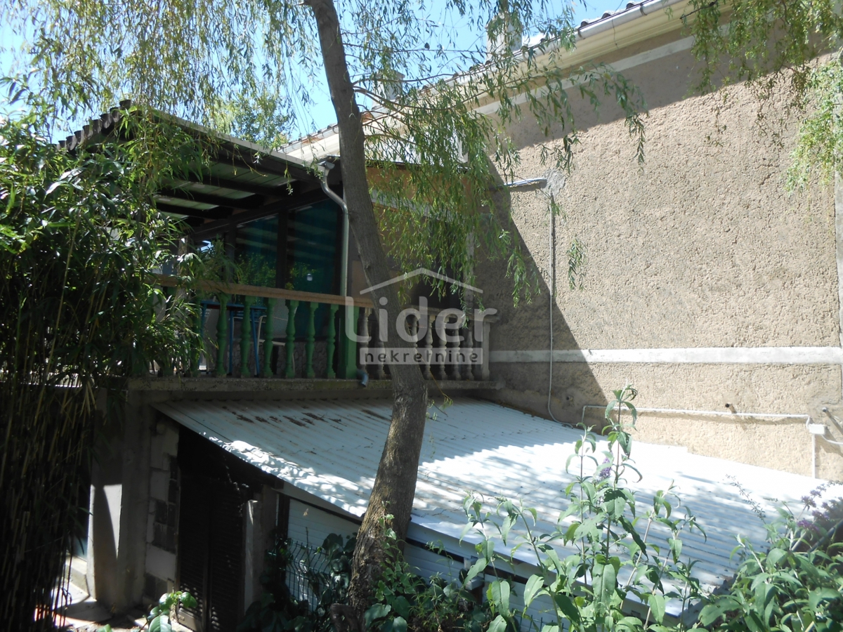 GRIŽANE Casa con 4 appartamenti, piscina, sauna e jacuzzi