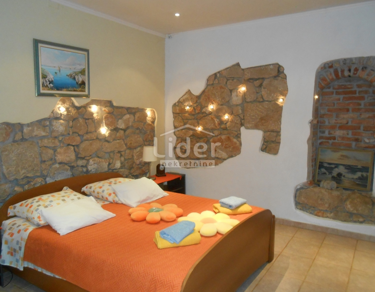 GRIŽANE Casa con 4 appartamenti, piscina, sauna e jacuzzi