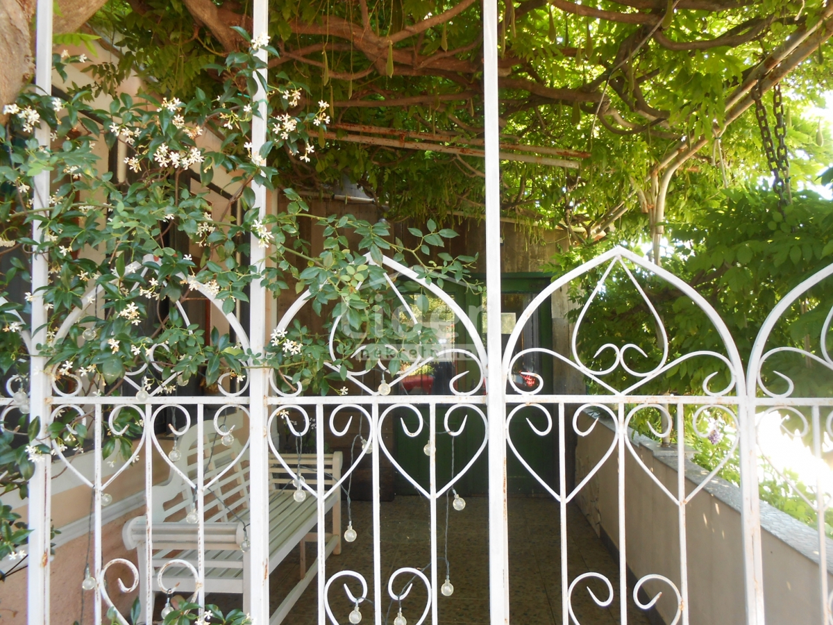 GRIŽANE Casa con 4 appartamenti, piscina, sauna e jacuzzi