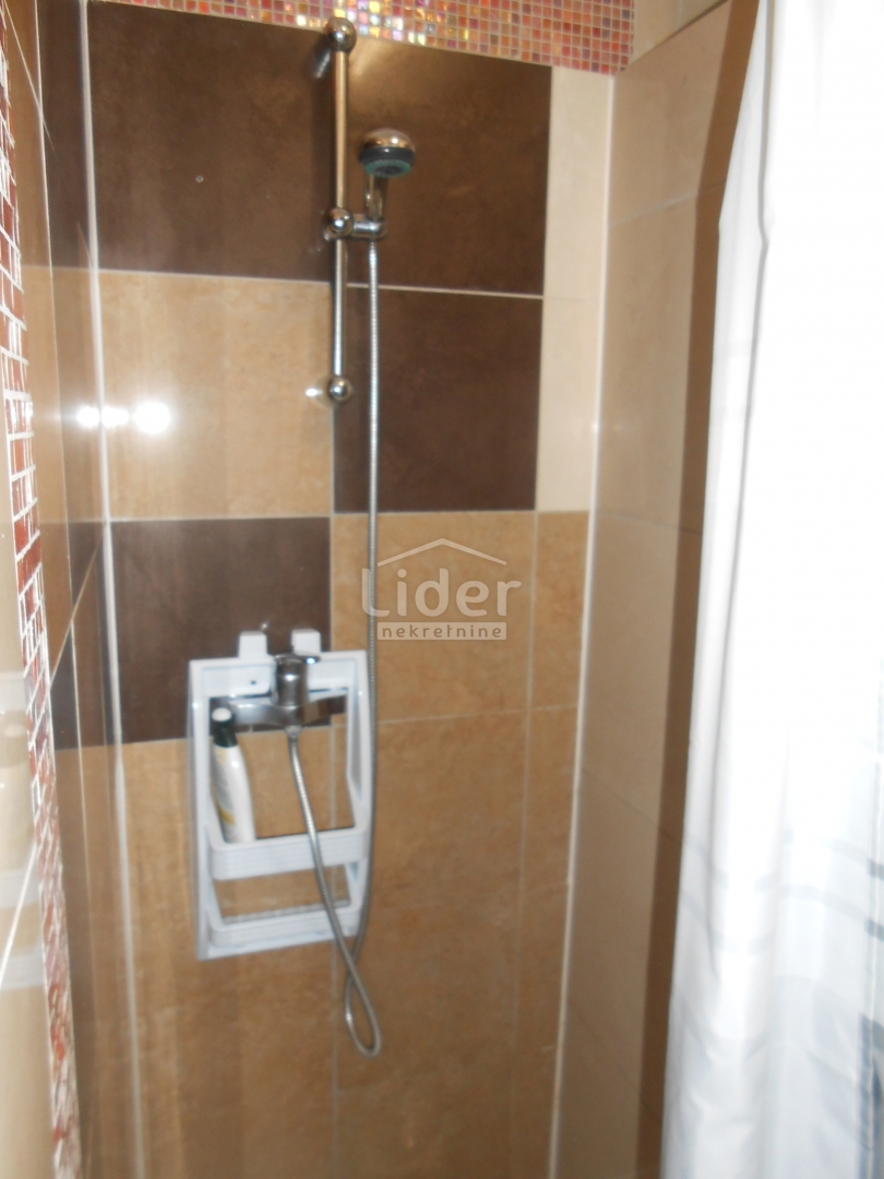 GRIŽANE Casa con 4 appartamenti, piscina, sauna e jacuzzi